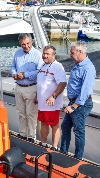 El alcalde visita junto al consejero de Medioambiente el operativo de Salvamento Marítimo de Cruz Roja en Puerto de Mazarrón