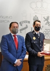 ANDRÉS FERNÁNDEZ HERNÁNDEZ, POLICÍA LOCAL DE MAZARRÓN, RECIBE LA PLACA DE HONOR DE LA DELEGACIÓN DEL GOBIERNO